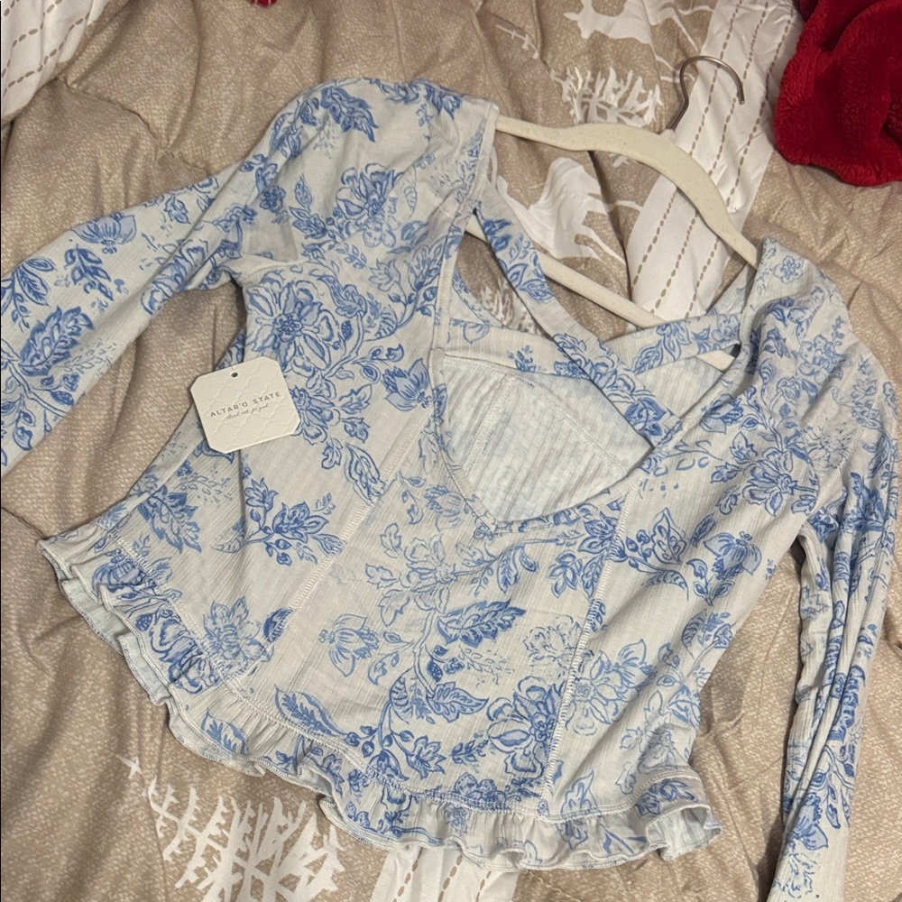 Blue Floral Long Sleeve Top - brand new with Tags!! Size Medium. - Picture 9 of 9